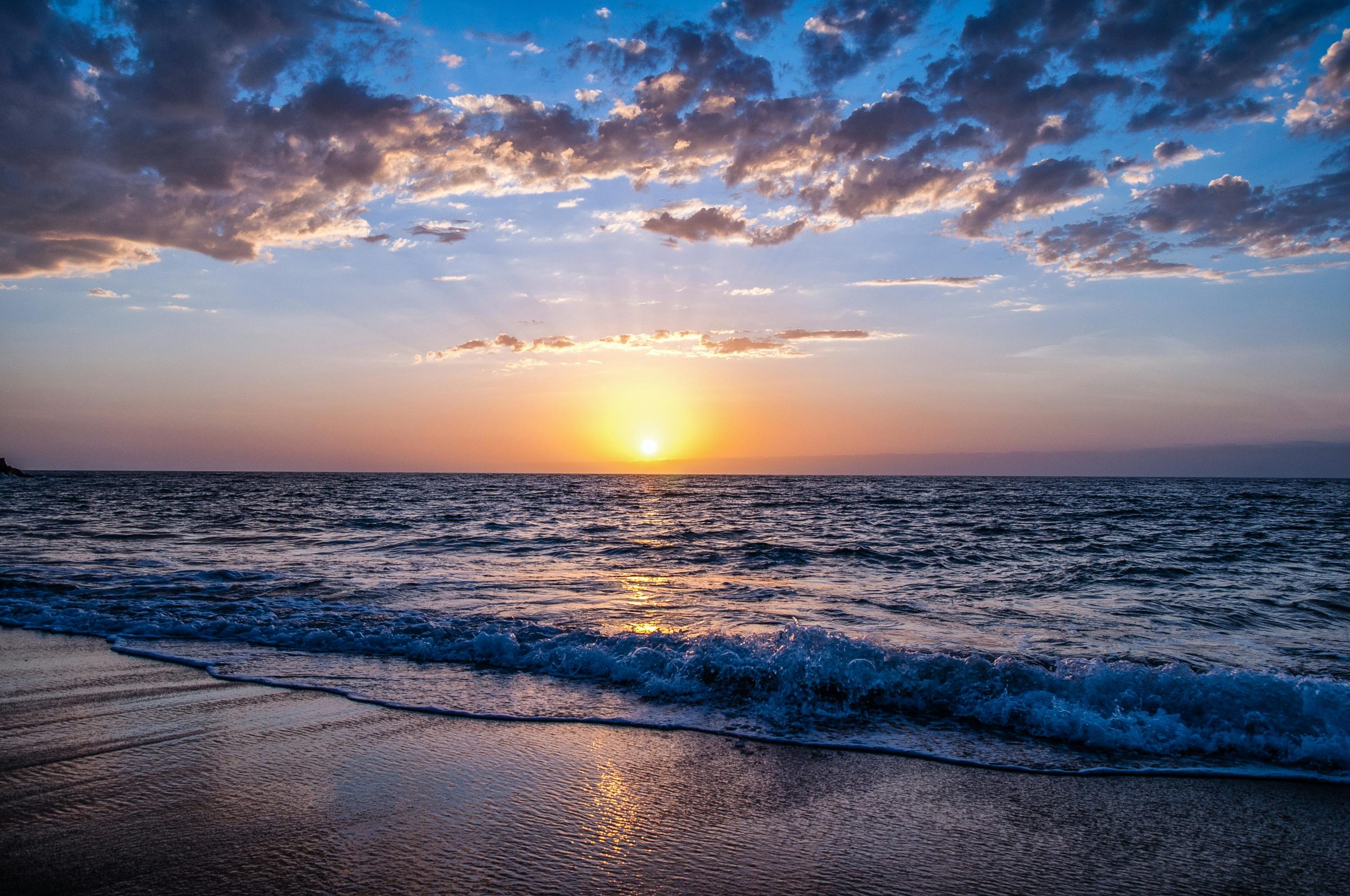 A serene ocean sunset, symbolizing calm and peace, used for therapy services in The Woodlands, Texas, specializing in ADHD and anxiety treatment.